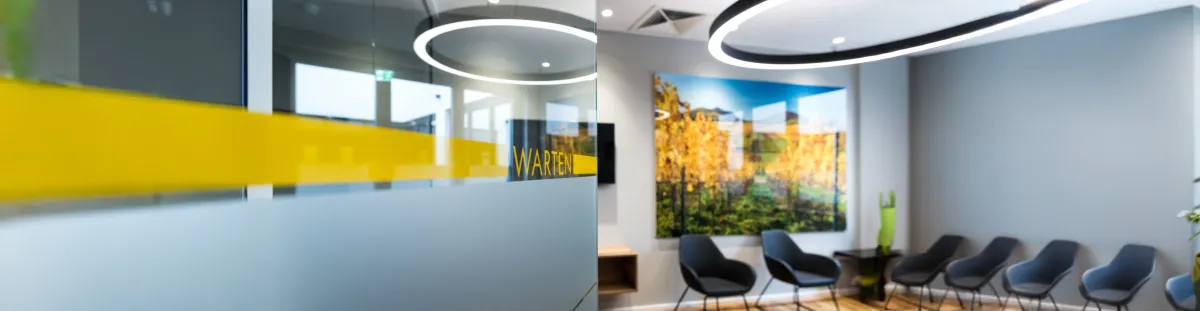 Wartebereich mit Tageslicht